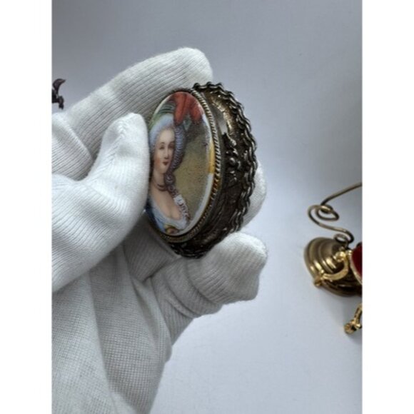 Vintage Brooch Ornate Porcelain Gold Tone Portrait Lovely Lady Unbranded - Picture 13 of 13